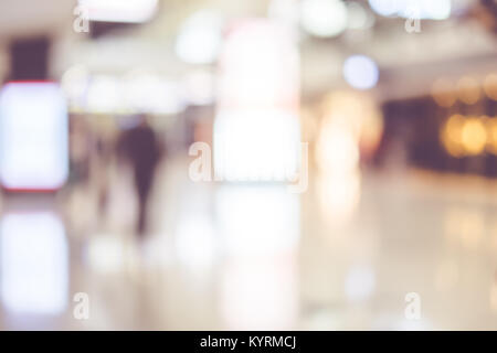 Sfondo sfocato,viaggiatore con bagaglio al Terminal Partenze Check-in in aeroporto con bokeh,luce il concetto di trasporto Foto Stock