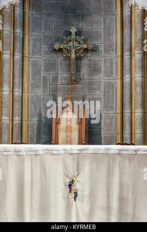 All'interno di una chiesa che mostra l'altare. La chiesa è chiesa dell incarnazione chiesa cattolica romana a New York. Foto Stock