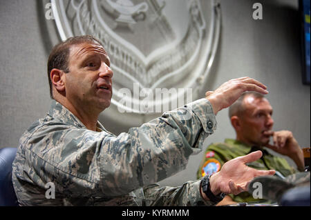 Maxwell AFB, Ala. - Il colonnello Jason Hannover, Commander, Thomas N. Barnes Centro per arruolato istruzione, ospita il primo Capo Comandante Sergente del Royal Norwegian Air Force CMSRNoAF Christian Olsen durante una delegazione norvegese di comando Master Chief sergenti visita Università dell'aria. CMSRNoAF Olsen ha chiesto un immersione per esplorare la US Air Force ha arruolato professionale Istruzione militare e il USAF i processi per sviluppare la forza arruolato. La RNoAF è nel processo di levarsi in piedi proprio EPME. (US Air Force Foto Stock