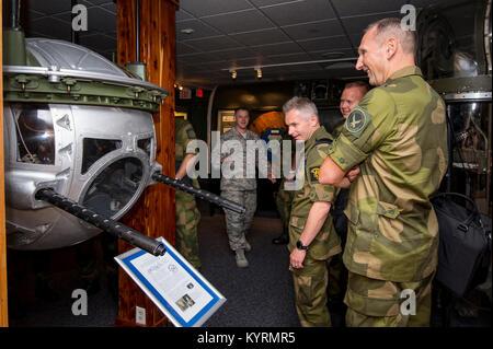 Maxwell AFB, Ala. - Capo Comandante Sergente del Royal Norwegian Air Force CMSRNoAF Christian Olsen (estrema destra), il comando Chief Senior Sergente Svein Flataas e il comando Chief Sergente Haukaas Vidar guardare una Sperry B-17 Torretta a sfera sul display al patrimonio arruolato Hall Museum a Maxwell-Gunter. (US Air Force Foto Stock