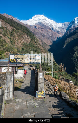 Controllare in carica nel villaggio Chomrong, Nepal, Asia. Annapurna base camp trek. Foto Stock