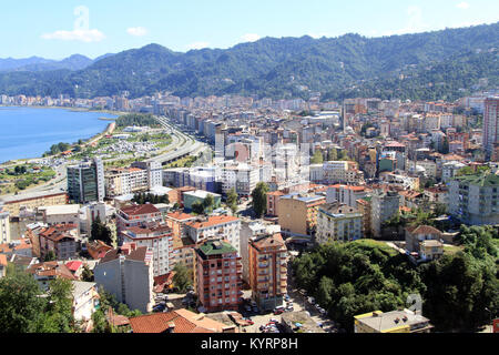 Vista dalla collina con fortezza a Rize, Turchia Foto Stock