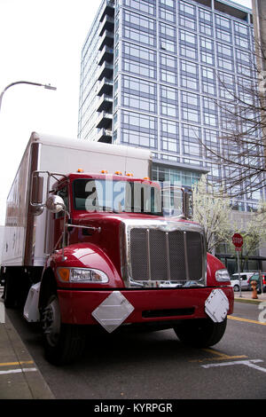 Nuovo moderno rosso middle class semi camion con rimorchio per il trasporto locale e la consegna dei carichi e delle merci dai magazzini ai punti vendita al dettaglio Foto Stock
