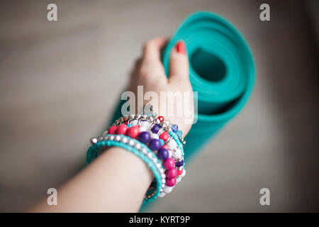 Yoga colorati tappeti sono sul pavimento Foto Stock