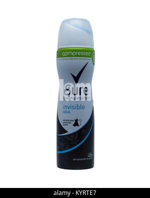 Largs, Scotland, Regno Unito - 14 Gennaio 2018: un marchio popolare può di certo Spray antitraspirante in piccolo contenitore compresso prese contro un bianco backgro Foto Stock