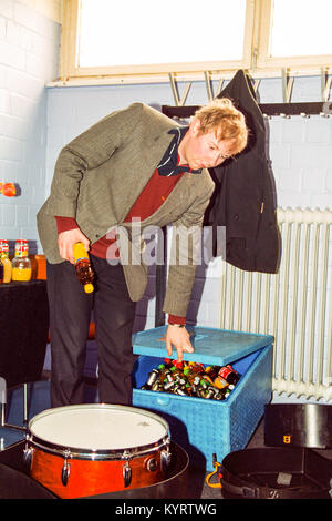 Bob Hardy di Franz Ferdinand dietro le quinte Philipshalle stadium di Dusseldorf Germania, 11 marzo 2004. Foto Stock