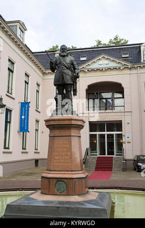 Statua di Willem Lodewijk, il conte di Nassau, in Leeuwarden, Paesi Bassi. La scultura del conteggio (1560 -1620) sorge al di fuori del sistema Het Stadhou Foto Stock