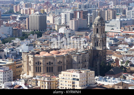 Andalusia in Spagna: la vista dal Castello di Gibralfaro a Malaga guardando verso il basso sulla Cattedrale di Malaga (aka La Manquita o uno-lady Armati) Foto Stock