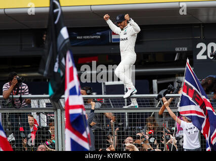 Lewis Hamilton incontra i tifosi dopo aver vinto il Gran Premio di Gran Bretagna a Silverstone, Inghilterra. 16/07/2017. Foto Stock