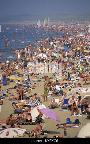 I Paesi Bassi, a Scheveningen, nei pressi dell'Aia o in olandese: Den Haag (L'Aia). La gente a prendere il sole sulla spiaggia. Durante l'estate. Vista aerea da Pier. Foto Stock