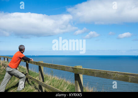 Escursionista maschio sul modo di Cleveland nelle vicinanze del Saltburn dal mare, North Yorkshire, Inghilterra. Regno Unito Foto Stock