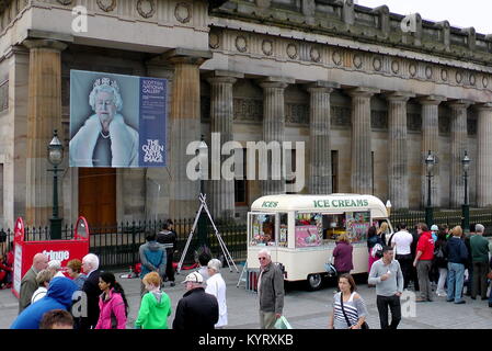 Edinburgh International Festival Fringe scena di strada la folla di turisti e animatori artisti interpreti o esecutori in Scottish National Gallery piazza delle prestazioni Foto Stock