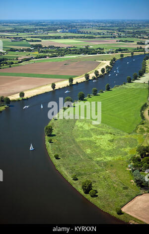 I Paesi Bassi, Buren, barche a vela nel fiume Lek. Antenna. Foto Stock