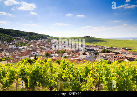 Francia, Marne (51), Parc naturel régional de la Montagne de Reims, Route du Champagne de la Montagne de Reims, Verzenay, villaggio et vignoble // Francia Foto Stock