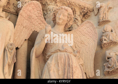 Francia, Marne (51), Reims, cathédrale Notre-dame de Reims, classée patrimoine mondial de l'UNESCO, scultura détail sur portail occidental gauche, sta Foto Stock