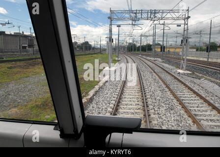 Milano (Italia) ferrovie suburbane, posto di guida su un treno dei pendolari Foto Stock