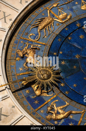 Dai tempi antichi e l'Astrologia. Dettaglio di Piazza San Marco renaissance Torre dell Orologio a Venezia con segni zodiacali, pianeta e stelle (XV secolo) Foto Stock