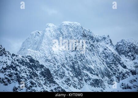Coperta di neve montagna in Norvegia. Foto Stock