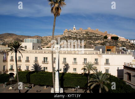 Vista della Plaza de la Constitución e la collina di San Cristobal, Almeria, Spagna Foto Stock