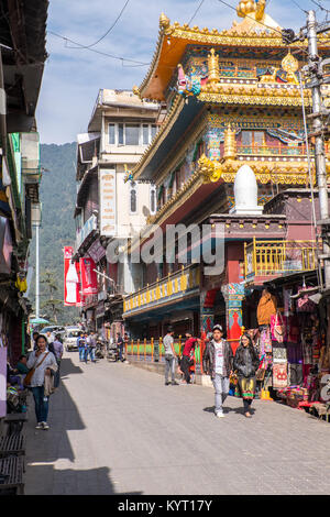 Tempio tibetano (Gompa) in McLeod Ganj ( comunemente noto come Dharamshala), India, è la sede del governo tibetano in esilio Foto Stock