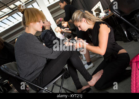 Londra, UK, 31 maggio 2014, Instituto Marangoni / backstage, Graduate Fashion Week 2014 presso la Old Truman Brewery. Mariusz Goslicki/Alamy Foto Stock