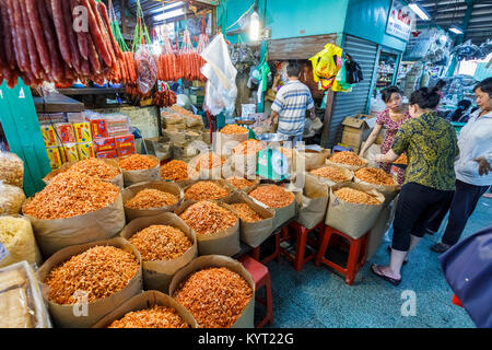 Visualizzazione di stallo affettati e gamberi secchi, Binh Tay o Hoa Binh Mercato, Chinatown (Cholon), District 5, Saigon (Ho Chi Minh City), il sud del Vietnam Foto Stock