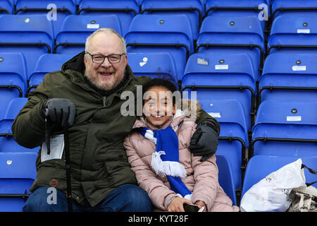 Oldham Athletic appassionati di godere la pre-match atmosfera, durante il Cielo lega Bet una partita contro il Bristol Rovers, Oldham, Lancashire, Inghilterra, Foto Stock