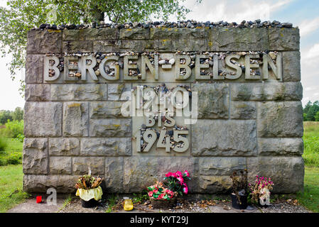 Memoriale ebreo a Belsen-Bergen "Terra non nascondere il sangue sparso su di te' trenta mila ebrei sterminati in tedesco questo campo di concentramento nazista Foto Stock