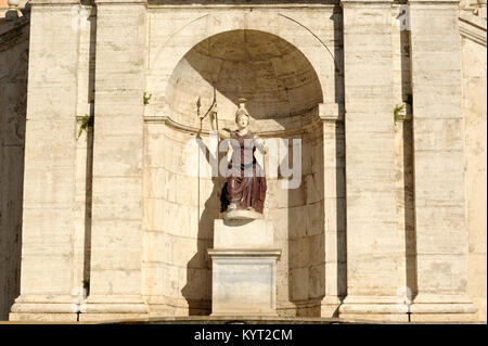 Italia, Roma, Piazza del Campidoglio, Palazzo Senatorio, statua della dea romana Roma, originariamente statua di Minerva (i sec. d.C.) Foto Stock