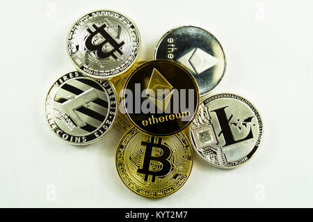 Varie crypto-correnti bitcoin, lightcoin, ethereum su una lista bianca Foto Stock