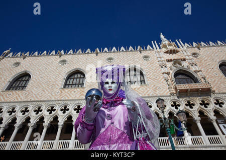 Tradizionale maschera veneziana a Carnevale 2017, Venezia, Italia Foto Stock