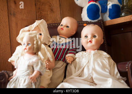 Gruppo di vecchie bambole sul display in un negozio di antiquariato. Foto Stock
