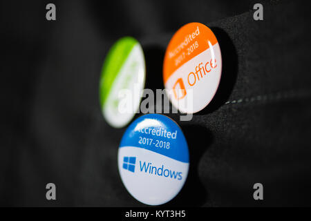 Sales Assistant da Currys PC World badge indossa mostra che essi sono accreditati in Windows, Office e Xbox. Foto Stock