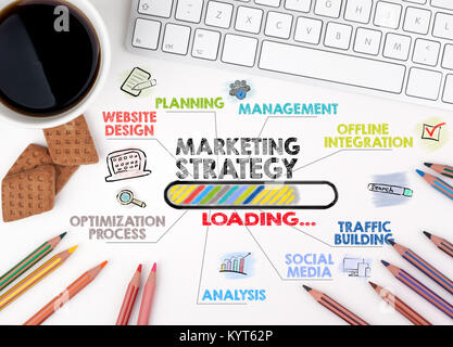 La strategia di marketing , la concezione di business. Grafico con le parole chiave e le icone. White scrivania in ufficio Foto Stock