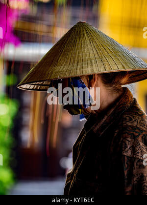 Old Lady a Hoi An mercato. Il Vietnam Foto Stock