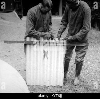 La costruzione di un ricovero di Anderson, ARP esercizio durante il WW2 Foto Stock