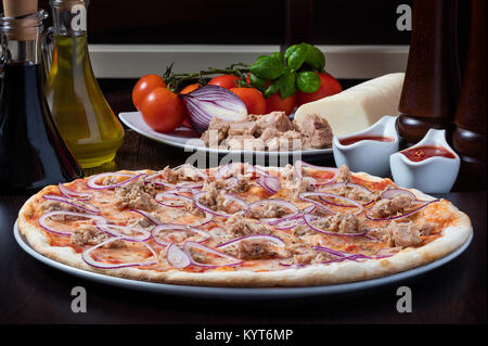 Pizza con tonno e cipolla Foto Stock