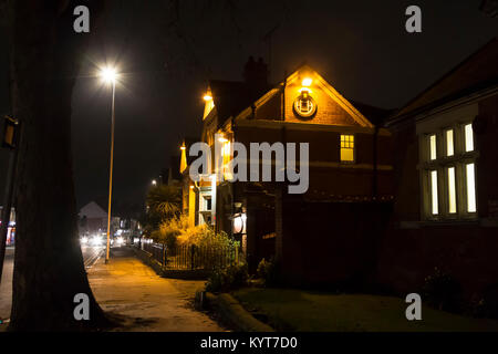 Corkers su Wellingborough rd al buio su un inverni di sera. Northampton, Regno Unito Foto Stock