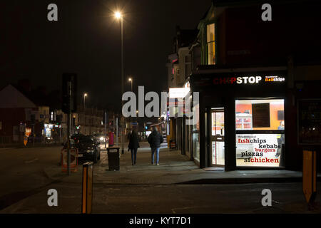 Fish and Chip Shop in una serata d'inverno buia a Wellingborough Rd, Northampton, Foto Stock