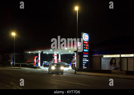 Il Garage ESSO E Tesco Express su Wellingborough rd al buio su un inverni di sera. Northampton, Foto Stock