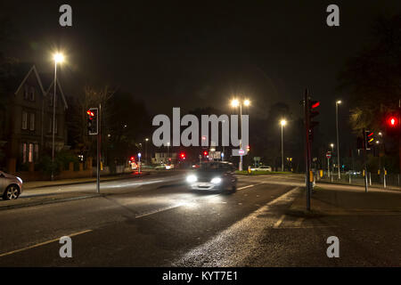 Inverni scura sera di Wellingborough rd, Northampton, Foto Stock