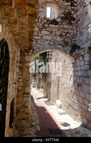 Popolare con i turisti stretto vicolo con edifici e la scala di rocce bianche nella vecchia parte retro del villaggio di Eze vicino a Nizza Francia Costa Azzurra Foto Stock