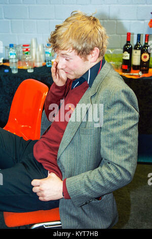 Bob Hardy di Franz Ferdinand dietro le quinte Philipshalle stadium di Dusseldorf Germania, 11 marzo 2004. Foto Stock