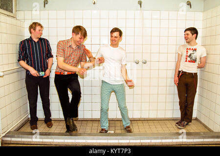 Gruppo scozzese Franz Ferdinand nelle docce backstage presso il Philips Halle stadium, 11 marzo 2004, Düsseldorf, Germania, Europa. Foto Stock