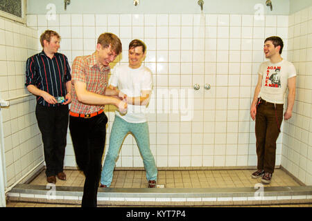 Gruppo scozzese Franz Ferdinand nelle docce backstage presso il Philips Halle stadium, 11 marzo 2004, Düsseldorf, Germania, Europa. Foto Stock