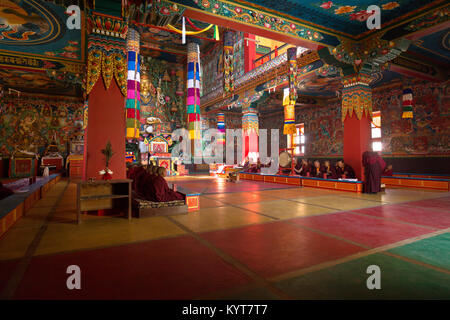 Cerimonia tibetana all'interno del Khinmey Nyingma monastero vicino Tawang in Arunachal Pradesh Foto Stock