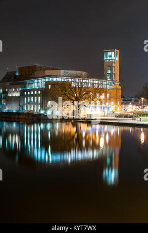 Il Royal Shakespeare Company teatro esterno dell'edificio di notte con la riflessione nel fiume Avon, Stratford-upon-Avon, Warwickshire, Regno Unito Foto Stock