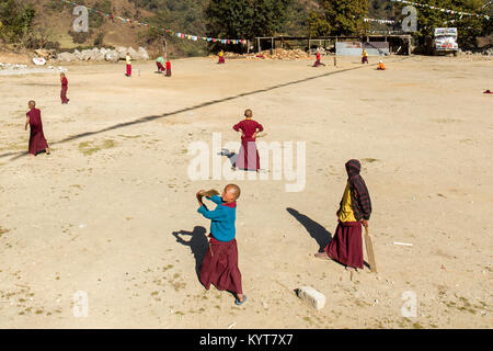 Giovani monaci giocando crickt nell'area esterna dell'Khinmey Nyingma monastero vicino Tawang Foto Stock