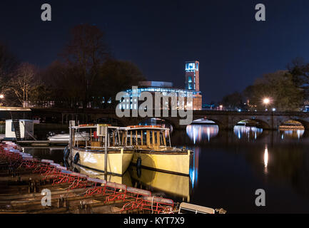 Il Royal Shakespeare Company (RSC) teatro esterno dell'edificio di notte, Stratford-upon-Avon, Warwickshire, Regno Unito Foto Stock