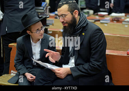 Un insegnante e studente (presumibilmente padre e figlio) apprendimento insieme in corrispondenza di una sinagoga a Brooklyn, New York. Foto Stock